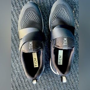 Tiem women’s spin sneakers with clips, size 10.